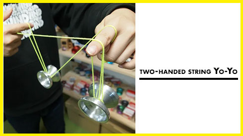 Yo-yo for two-handed string tricks